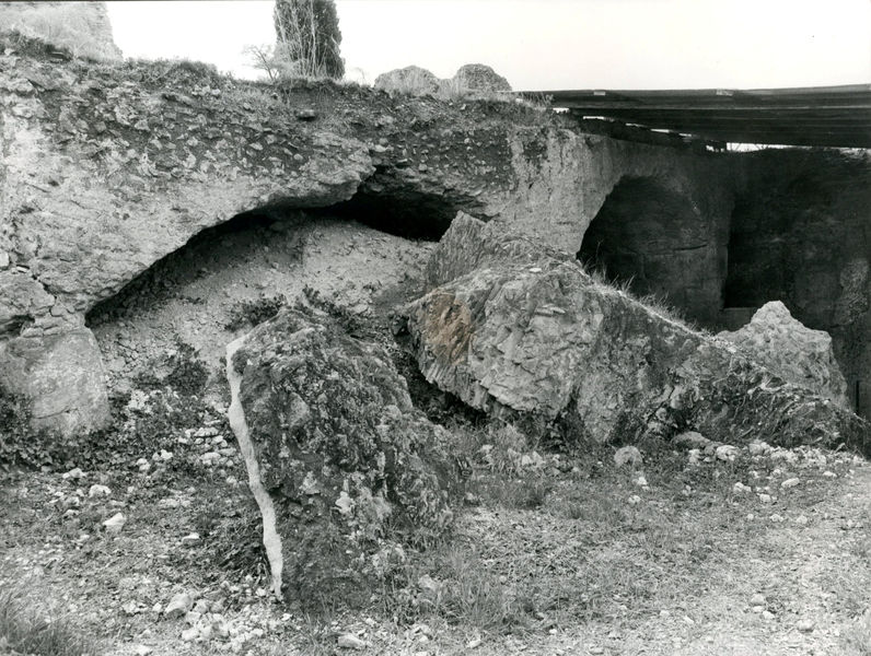 C002406 - monumento - Colosseo, ipogei, settore orientale. Veduta della "camera di manovra" est ; neg. serie L, n. A 131