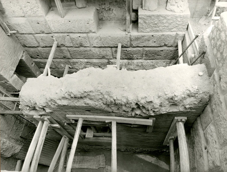 C002418 - reperto - Colosseo, reperti metallici dallo strato 2 del sottoscala 56, prima della pulitura (foto 1986); neg. serie L, n.  A 149