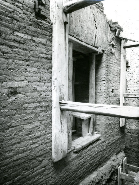 C002420 - reperto - Colosseo, reperti metallici dallo strato 2 del sottoscala 56, prima della pulitura (foto 1986); neg. serie L, n.  A 151