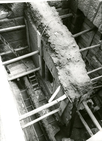 C002421 - reperto - Colosseo, reperti metallici dallo strato 4 del sottoscala 56, prima della pulitura (foto 24/03/1987); neg. serie L, n.  A 152