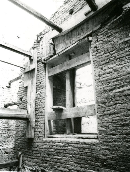 C002422 - reperto - Colosseo, reperti metallici dallo strato 4 del sottoscala 56, prima della pulitura (foto 24/03/1987); neg. serie L, n.  A 153