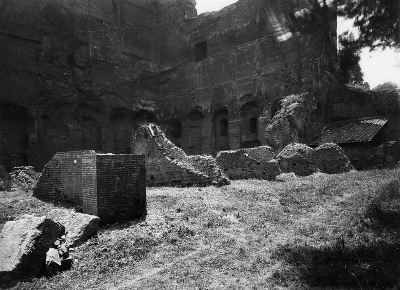 022026 - monumento - Atrio del Palazzo Imperiale (c.d. Tempio di Augusto), il fronte sul Vicus Tuscus; neg. serie E, n. 1890