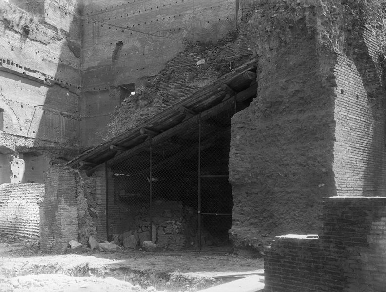 022035 - monumento - Atrio del Palazzo Imperiale (c.d. Tempio di Augusto), il fronte sul Vicus Tuscus, particolare del angolo Destro; neg. serie E, n. 1885