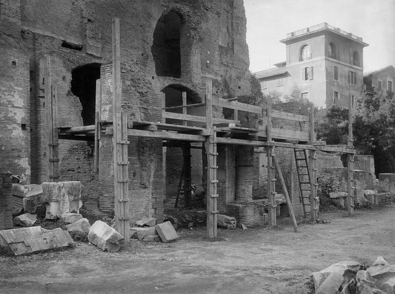 022039 - restauro - Foro Romano, C.D. Tempio di Augusto, restauro del porticato settentrionale (novembre 1930); neg. serie E, n. 1887