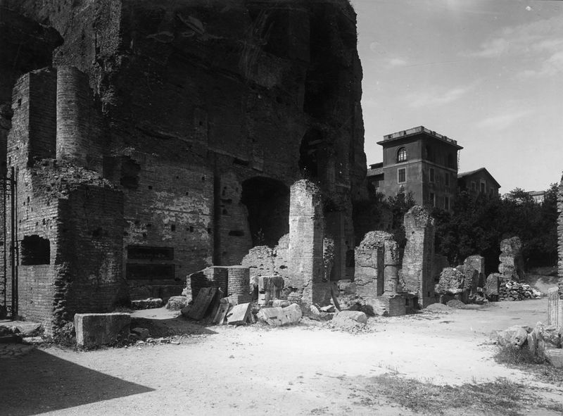 022043 - monumento - Foro Romano, c.d. Tempio di Augusto, fronte del porticato sul lato settentrionale; neg. serie E, n. 1889