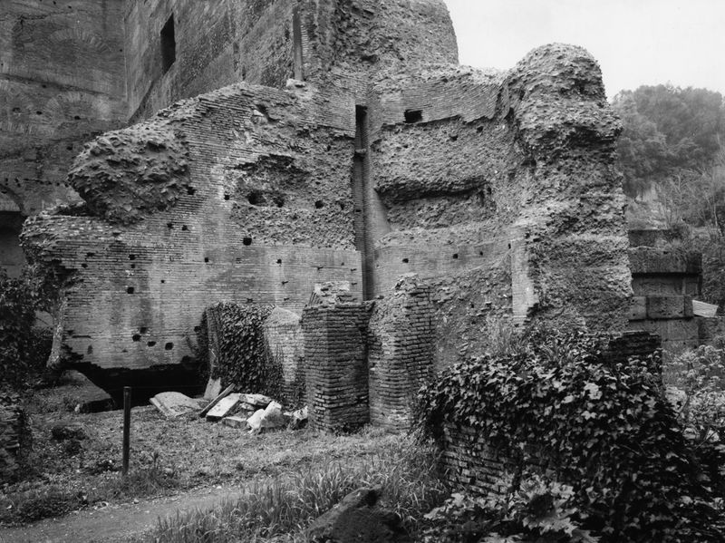 022053 - monumento - Foro Romano, c.d. Tempio di Augusto, angolo destro della parete occidentale; neg. serie 9x12, n. 1322