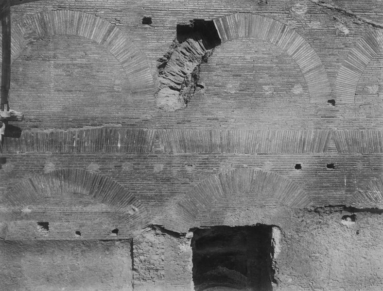 022047 - monumento - Foro Romano, c.d. Tempio di Augusto, interno, particolare della parete orientale, verso S.M.A.; neg. serie E, n. 2329