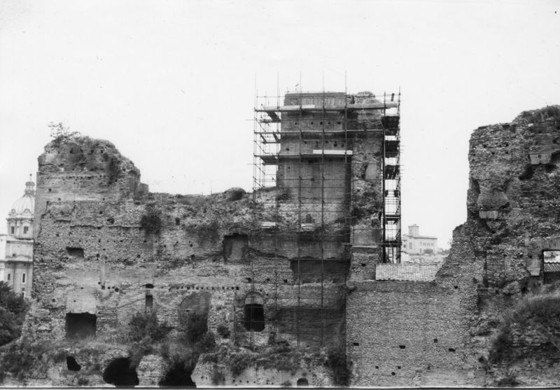 022055 - restauro - Foro Romano, c.d. Tempio di Augusto, la parte esterna della parete meridionale durante i restauri del 1971; neg. serie FILM, n. 153