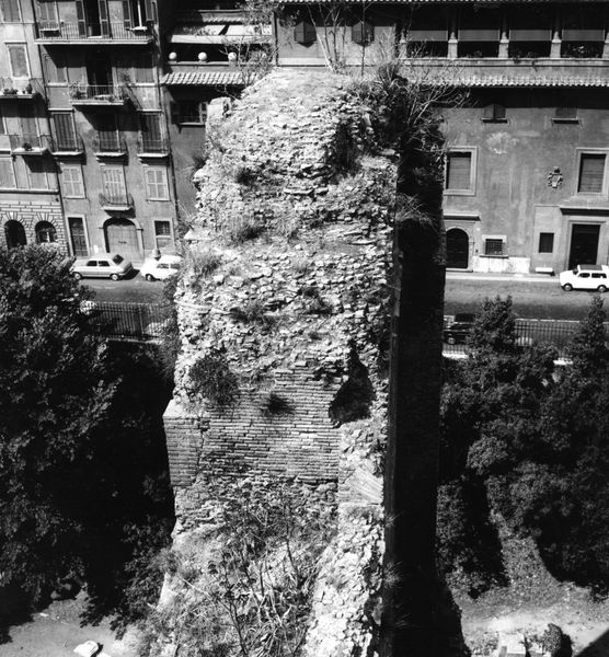022059 - monumento - Foro Romano, c.d. Tempio di Augusto, la parete meridionale prima dei restauri (settembre 1971); neg. serie 6x6, n. 2015