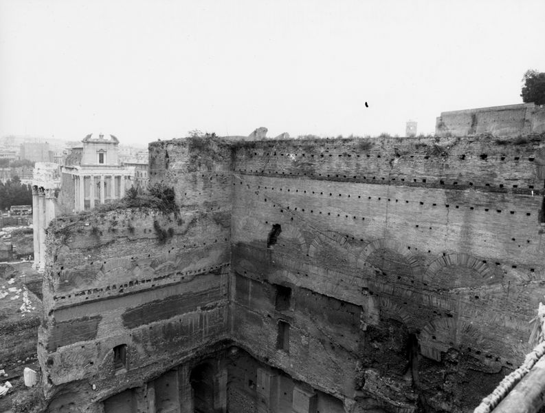 022061 - monumento - Foro Romano, c.d. Tempio di Augusto, l'angolo nord orientale, restauri 1972; senza negativo