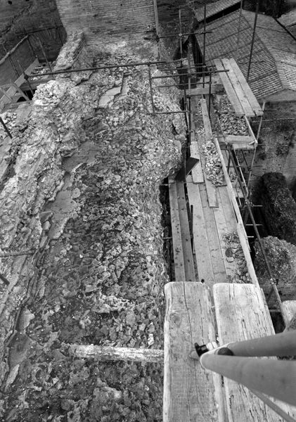 022066 - restauro - Foro Romano, c.d. Tempio di Augusto, la parete meridionale, restauri autunno 1972; neg. serie FILM n. 292/3