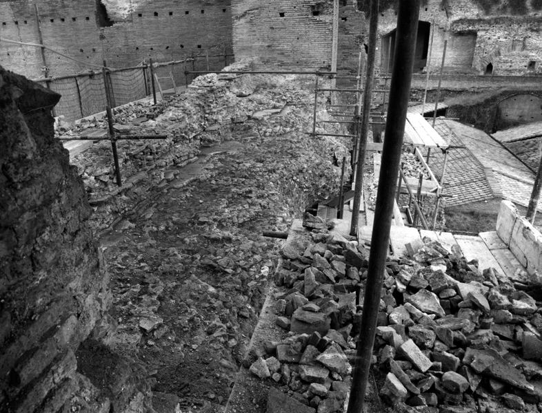 022067 - restauro - Foro Romano, c.d. Tempio di Augusto, la parete meridionale, restauri autunno 1972; neg. serie FILM n. 293/4
