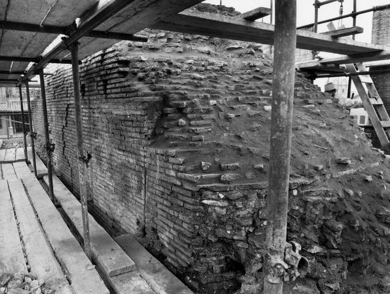 022070 - restauro - Foro Romano, c.d. Tempio di Augusto, la parete meridionale, restauri 1972; neg. serie FILM n. 292/9