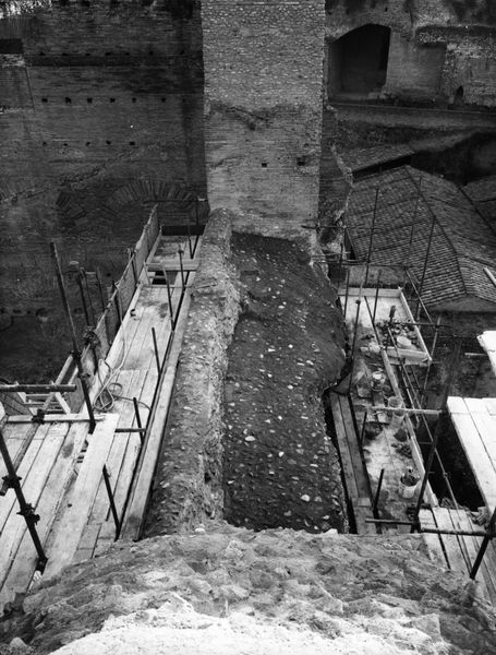 022077 - restauro - Foro Romano, c.d. Tempio di Augusto, la parete meridionale, restauri autunno 1972; neg. serie 9x12, n. 1244