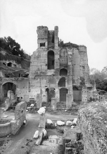 022081 - monumento - Foro Romano, c.d. Tempio di Augusto, la parete settentrionale, durante i restauri e piccola manutenzione degli anni 1972/1973; neg. serie 6x6, n. 2575