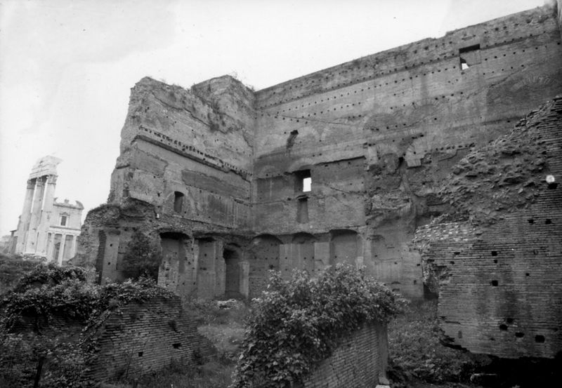 022086 - monumento - Foro Romano, c.d. Tempio di Augusto, l'angolo nord orientale; neg. serie 6x6, n. 2550
