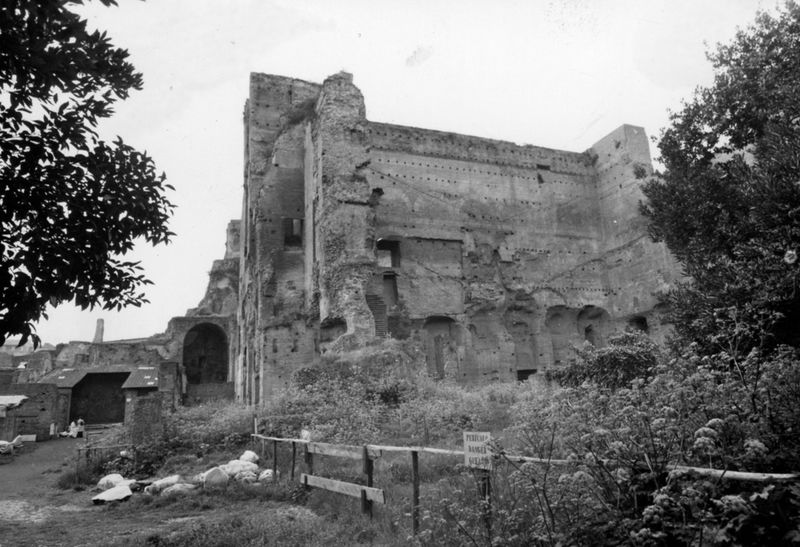 022089 - monumento - Foro Romano, c.d. Tempio di Augusto, la parte interna della parete orientale; neg. serie 6x6, n. 2551