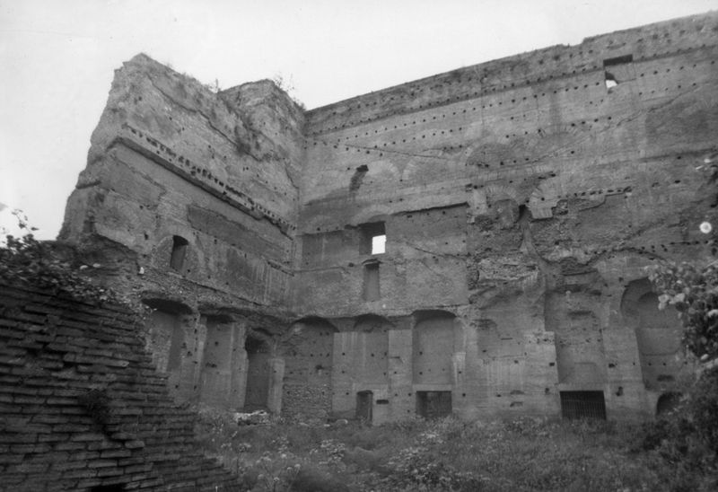 022098 - monumento - Foro Romano, c.d. Tempio di Augusto, l'angolo nord orientale; neg. serie 6x6, n. 2552