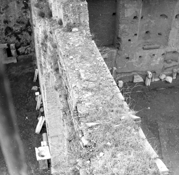 022107 - restauro - Foro Romano, c.d. Tempio di Augusto, particolare della sommitÃ  della parete orientale, restauri del 1974; senza negativo