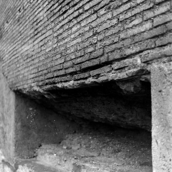 022121 - restauro - Foro Romano, c.d. Tempio di Augusto, particolare della muratura di una parete nel corso dei restauri del 1974; senza negativo
