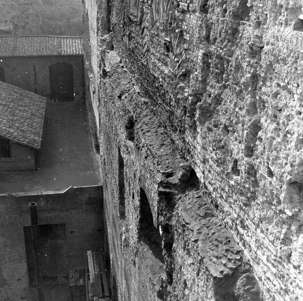 022127 - restauro - Foro Romano, c.d. Tempio di Augusto, la parte esterna della parete orientale, restauri del 1974; senza negativo