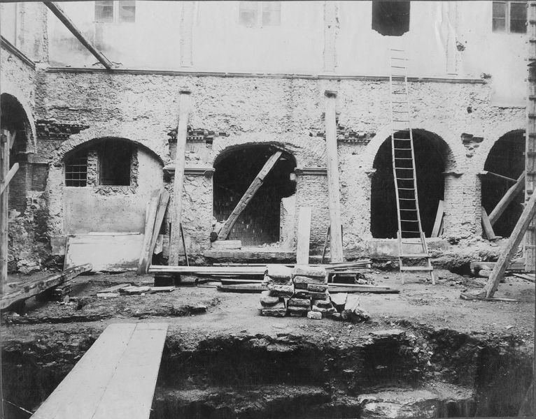 016595 - restauro - Convento di S. Maria Nova, il lato nord ovest del chiostro durante i restauri. Si vedono gli avanzi del portichetto del 1200; neg. serie C, n.  147