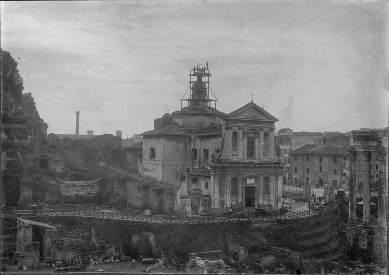 016542 - monumento - Foro Romano, Chiesa di S. Maria Liberatrice (ex), veduta all'inizio della demolizione; neg. serie F, n. 215