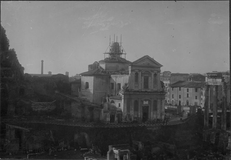 016543 - monumento - Foro Romano, Chiesa di S. Maria Liberatrice (ex), veduta all'inizio della demolizione; neg. serie F, n. 214