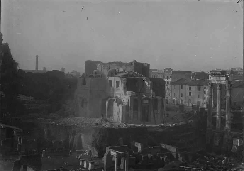 016554 - monumento - Foro Romano, Chiesa di S. Maria Liberatrice (ex), veduta durante la demolizione; neg. serie F, n. 217