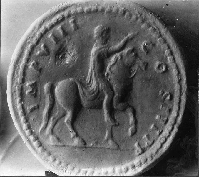 013740 - reperto - Foro Romano, Equus Domitiani, calco in gesso di una moneta su cui Ã¨ rappresentata la statua equestre di Domiziano; neg. serie E, n. 334