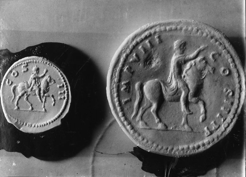 013742 - reperto - Foro Romano, Equus Domitiani, calco in gesso di una moneta su cui Ã¨ rappresentata la statua equestre di Domiziano; neg. serie C, n. 233