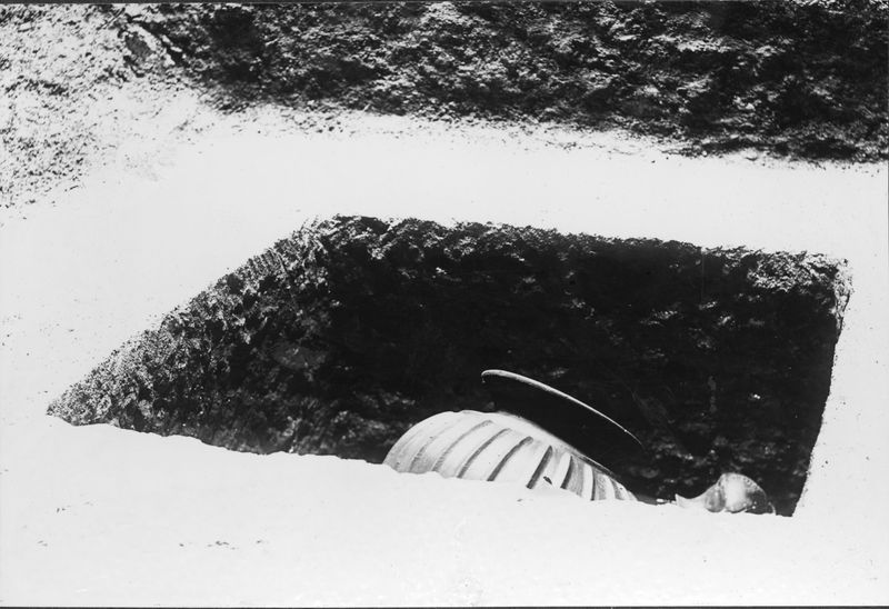 013746 - scavo archeologico - Foro Romano, Equus Domitiani, la pietra inaugurale con i vasi, fotografata al momento del ritrovamento (10 marzo 1904); neg. serie F, n. 357