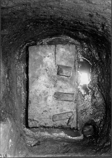 013759 - scavo archeologico - Foro Romano, grosso pezzo di legno rinvenuto nel fare un cavo presso la platea di fondazione; neg. serie F, n. 330