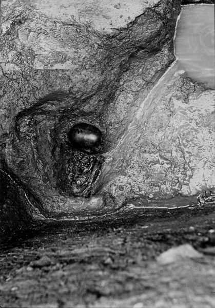 013760 - scavo archeologico - Foro Romano, Equus Domitiani, esplorazione stratigrafica, parte superiore di uno scheletro umano rinvenuto nel XXIX strato; neg. serie F, n. 381 (FILM 1494)