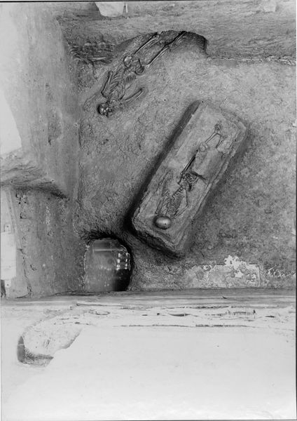 013761 - scavo archeologico - Foro Romano, Equus Domitiani, esplorazione stratigrafica, scheletri umani rinvenuti durante l'esplorazione a fianco della platea di fondazione; neg. serie F, n. 393 (FILM 1494)