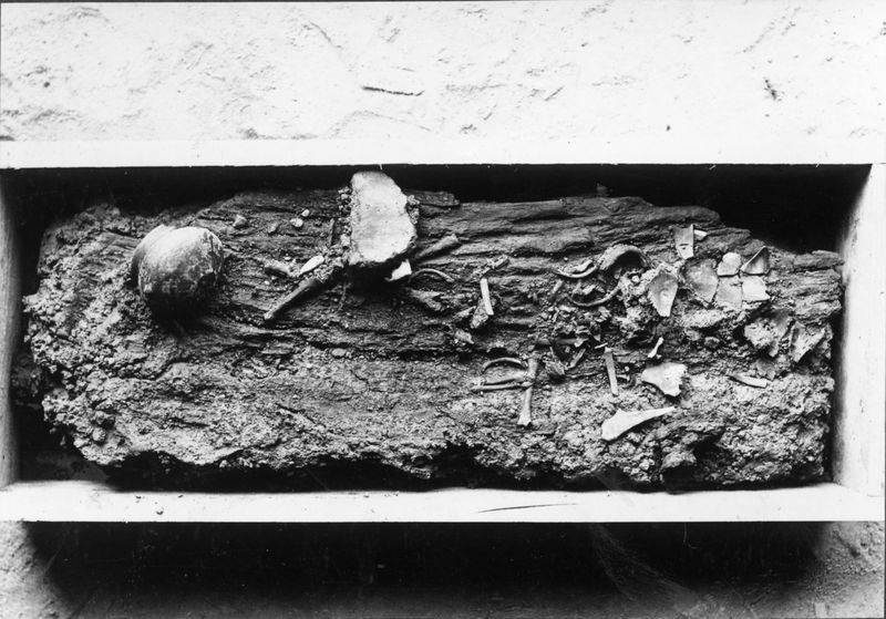 013762 - scavo archeologico - Foro Romano, Equus Domitiani, scheletro umano trovato a fianco della platea di fondazione (XXX strato); neg. serie F, n. 347