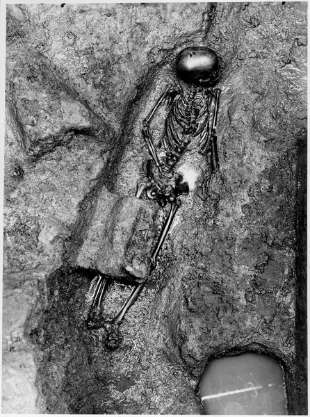 013763 - scavo archeologico - Foro Romano,Equus Domitiani,  scheletro di donna e neonato rinvenuti durante l'esplorazione a fianco della platea di fondazione; neg. serie E, n. 359