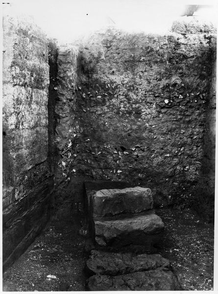 013784 - scavo archeologico - Foro Romano,Equus Domitiani,  esplorazioni stratigrafiche, strati XX e XXI - si vedono schegge di lapis niger murate nella spalla di una delle gallerie cesaree, tagliate dalla platea di fondazione del Equus; neg. serie E, n. 330