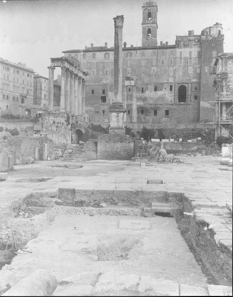 013743 - scavo archeologico - Foro Romano,Equus Domitiani,  zona scavata, con in secondo piano la Colonna di Foca  e il Tempio di Saturno;
