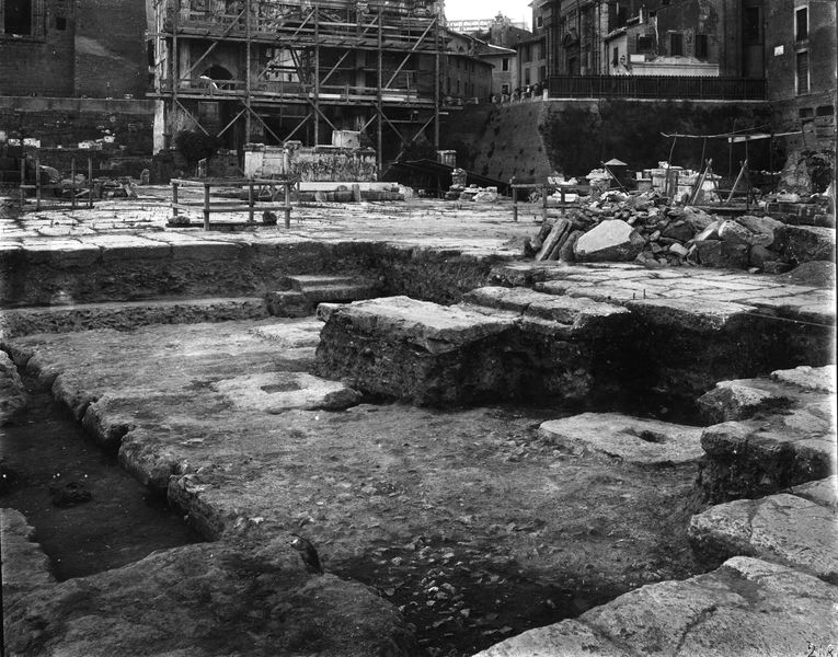 013744 - scavo archeologico - Foro Romano,Equus Domitiani,  zona scavata, con in secondo piano i Plutei di Traiano e l'Arco di Settimio Severo