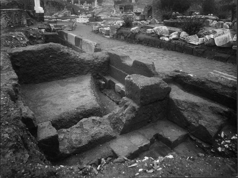 013656 - monumento - Foro Romano, Domus Publica, gli ambienti lungo la Via Sacra; neg. serie E, n. 1306