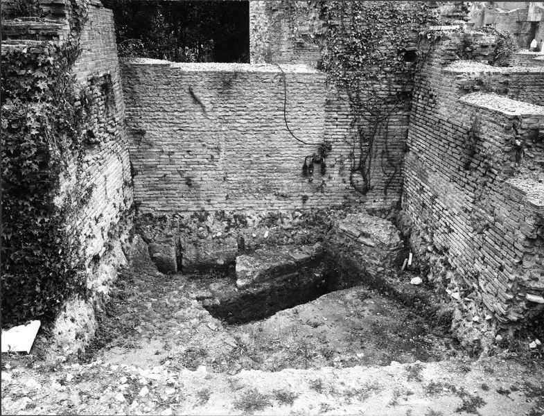 013659 - monumento - Foro Romano, Domus Publica, zona antistante alla fronte con semicolonna in travertino, II ambiente sul lato destro; neg. serie A, n. 821 (ottobre 1968)