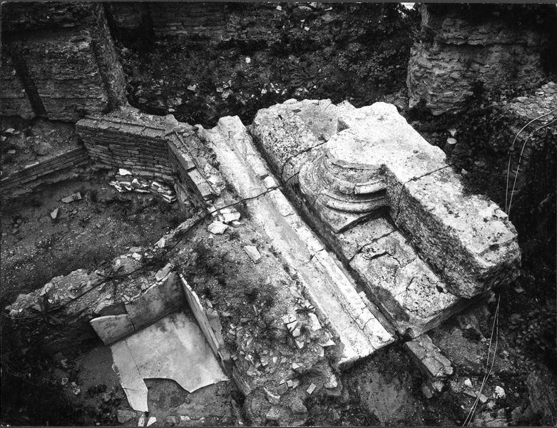 013657 - monumento - Foro Romano, Domus Publica, particolare del fronte con semicolonna in travertino; neg. serie A, n. 823 (ottobre 1968)