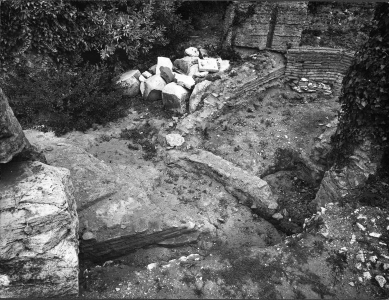 013660 - monumento - Foro Romano, Domus Publica, zona antistante alla fronte con semicolonna in travertino, lato sinistro; neg. serie A, n. 819 (ottobre 1968)