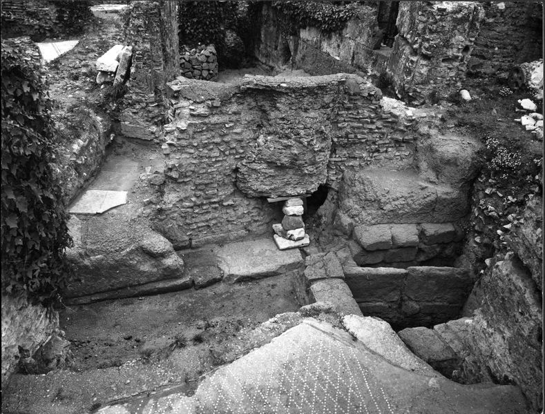 013663 - monumento - Foro Romano, Domus Publica, resti di Taberna (?) a destra e parete del ambiente absidato; neg. serie A, n. 814 (ottobre 1968)
