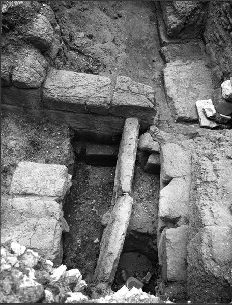 013664 - monumento - Foro Romano, Domus Publica, ambiente a fianco del piccolo impluvio, particolare con i resti di una taberna (?) della Via Sacra; neg. serie A, n. 809 (ottobre 1968)