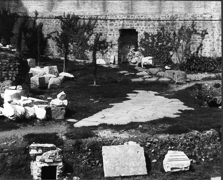 012709 - monumento - Foro Romano, Clivo Capitolino, tratto davanti al Tempio di Saturno; neg. serie 21x27, n. 27