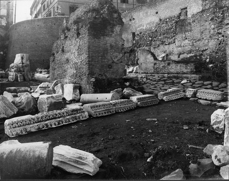 012710 - reperto - Foro Romano, Clivo Capitolino, sette pezzi di una cornice in curva (graecostasis?) rinvenuti nello scavo delle sostruzioni, c.d. Rostri di Cesare; neg. serie C, n. 131