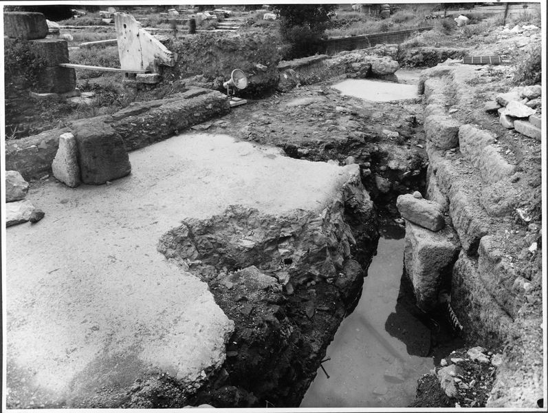 012711 - monumento - Foro Romano, Clivo Capitolino, sostruzioni repubblicane, particolare della copertura lato Campidoglio, durante i saggi Kahler del 1959); neg. serie F, n. 2126
