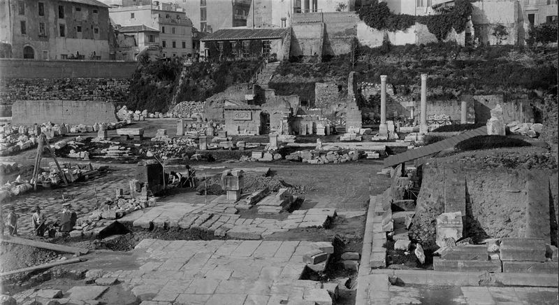 013796 - scavo archeologico - Foro Romano, Equus Tremuli, veduta all'inizio dello scavo della zona antistante il Tempio del Divo Giulio; senza negativo
